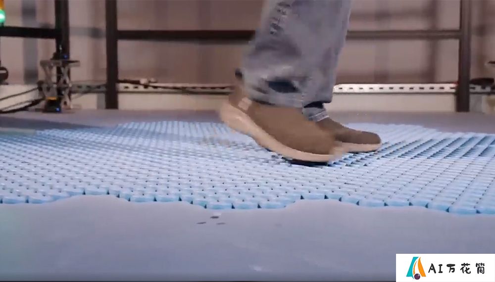 迪士尼展示了一款创新的多用户全向跑步机：Holo Tile